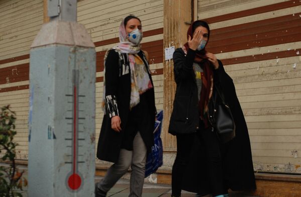 مردم تهران در پی شیوع ویروس کرونا با ماسک در خیابان ها رفت و آمد می کنند - اسپوتنیک ایران  