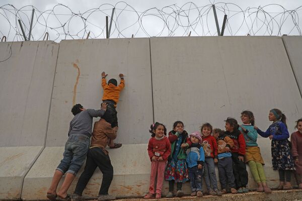 تلاش کودکان سوریه برای عبور از دیوار مرزی ترکیه  - اسپوتنیک ایران  