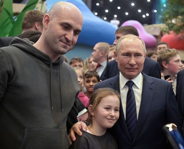 ولادیمیر پوتین، رئیس جمهور روسیه در پارک «جزیره رویاها» در مسکو - اسپوتنیک ایران  
