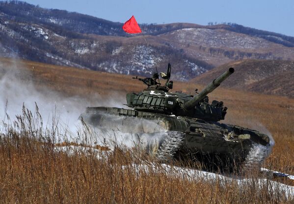  تانک «ت-72» در چارچوب مرحله اول رقابت‌های «آرمیا-2020» در پریموریه روسیه - اسپوتنیک ایران  