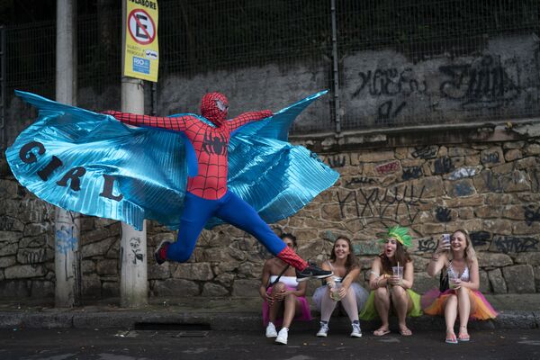 مرد برزیلی در لباس مرد عنکبوتی - اسپوتنیک ایران  