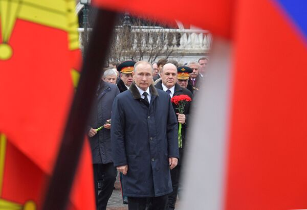 ولادیمیر پوتین رئیس جمهور روسیه و نخست وزیر روسیه میخاییل میشوستین در مراسم اهدای گل برای سربازان گمنام - اسپوتنیک ایران  