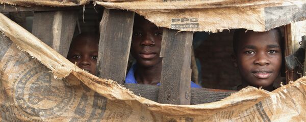 تلاش های گارد ساحلی یونان برای واژگون کردن قایق پناهجویان+ویدیو - اسپوتنیک ایران  