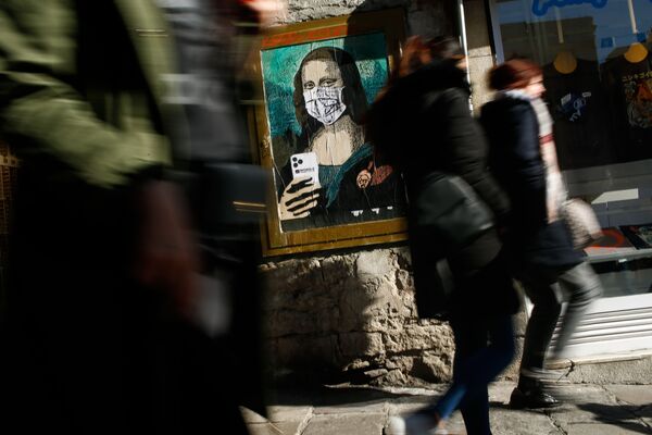 تصویر مونالیزا، اثر لئوناردو داوینچی با ماسک بهداشتی در خیابان های بارسلون  - اسپوتنیک ایران  