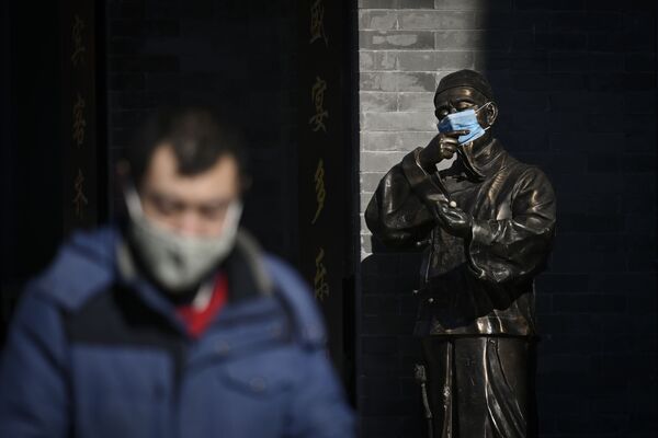 مجسمه مخالفت با چین ستیزی در شهر رم ایتالیا  - اسپوتنیک ایران  