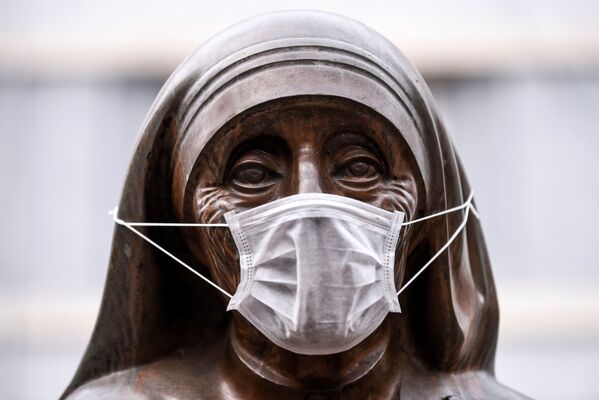 مجسمه ترزای مقدس با ماسک بهداشتی در شهر پریشتینا کوزوو  - اسپوتنیک ایران  