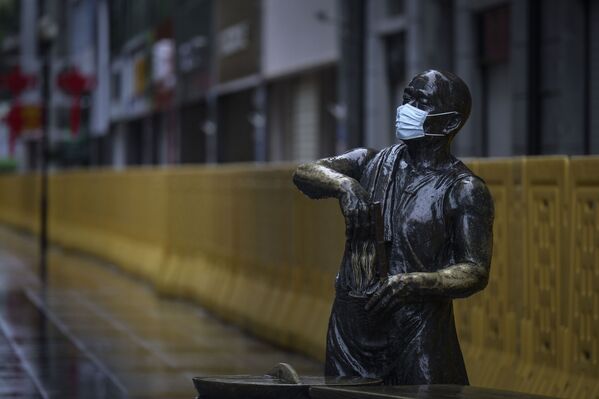 مجسمه ای با ماسک بهداشتی در شهر ووهان چین  - اسپوتنیک ایران  