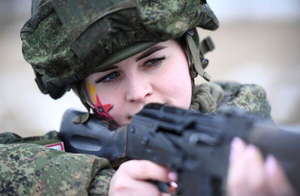 شرکت کننده مسابقه زیبایی بین سربازان زن ارتش موشکی استراتژیکی  - اسپوتنیک ایران  