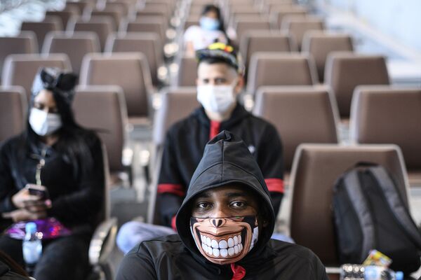 مردی با ماسک در هنگ کنگ - اسپوتنیک ایران  