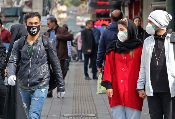 مردی با ماسک ناسا در تهران - اسپوتنیک ایران  