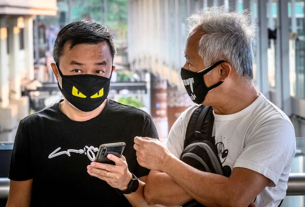 مردمی با ماسک در بانکوک - اسپوتنیک ایران  