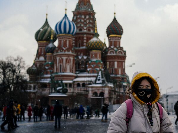 توریستی با ماسک در میدان سرخ مسکو - اسپوتنیک ایران  