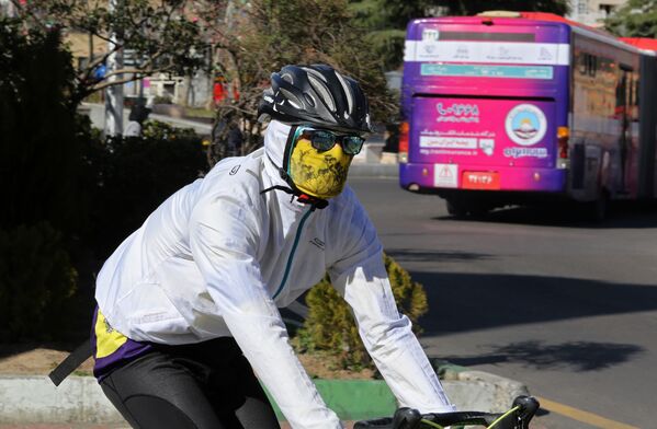 دوچرخه سوار ایرانی با ماسک - اسپوتنیک ایران  