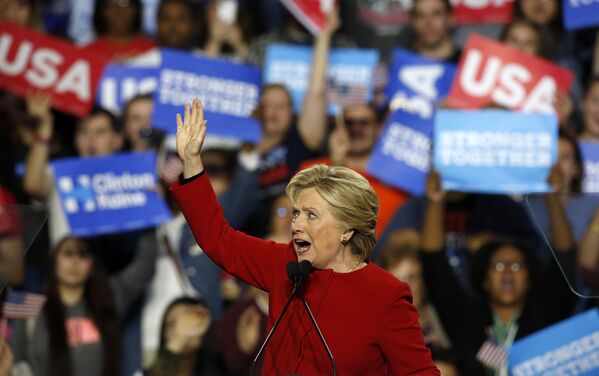 هیلاری کلینتون در کمپین پیش از انتخاباتی در سال ۲۰۱۶ - اسپوتنیک ایران  