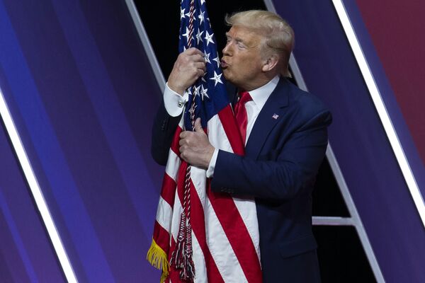 دونالد ترامپ در حال بوسیدن پرچم آمریکا - اسپوتنیک ایران  
