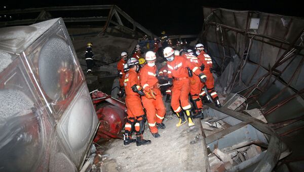 50 نفر از زیر آوار هتل تخریب شده در چین بیرون آورده شدند - اسپوتنیک ایران  