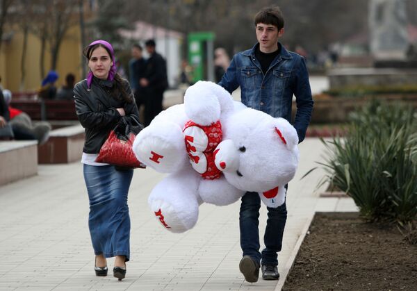 مردی با هدیه روز زن در گروزنی روسیه - اسپوتنیک ایران  