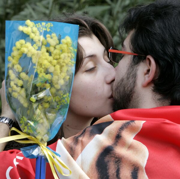 بوسه یک زوج در رم به مناسبت روز زن - اسپوتنیک ایران  