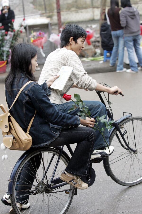 دختری با گل رز در ویتنام - اسپوتنیک ایران  