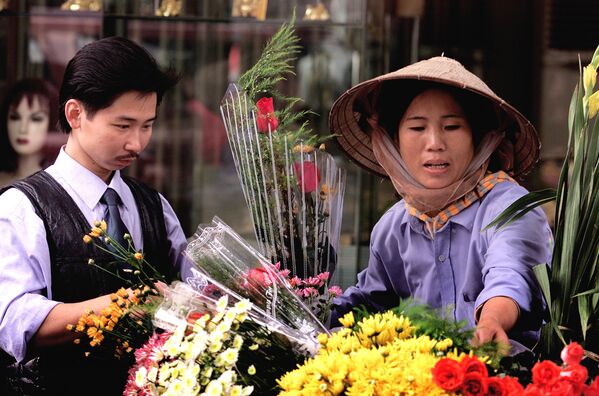 ویتنامی جوان در حال خرید گل رز - اسپوتنیک ایران  