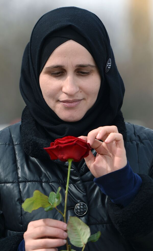 زنی با گل رز در گروزنی  - اسپوتنیک ایران  