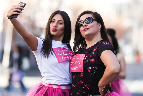 صحنه‌های شاد 8 مارسی در روسیه
مسابقه «دوی زیبایی» در کراسنودار - اسپوتنیک ایران  