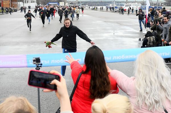 صحنه‌های شاد 8 مارسی در روسیه
دوی «تقدیم گل به عزیزان» در مسکو - اسپوتنیک ایران  