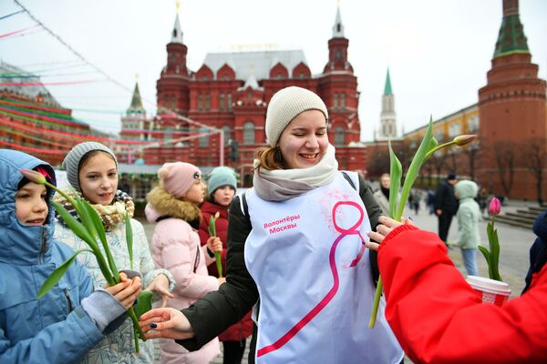 صحنه‌های شاد 8 مارسی در روسیه
دوی «تقدیم گل به عزیزان» در مسکو - اسپوتنیک ایران  