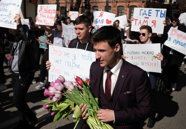 صحنه‌های شاد 8 مارسی در روسیه
شرکت کنندگان راهپیمایی «عزیزم، حق باتوست!» در کراسنودار - اسپوتنیک ایران  