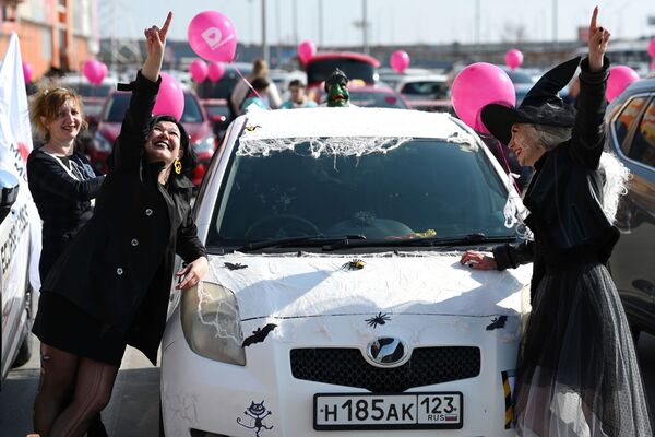 صحنه‌های شاد 8 مارسی در روسیه
شرکت کنندگان خودرورانی در راستوف کنار دن. - اسپوتنیک ایران  