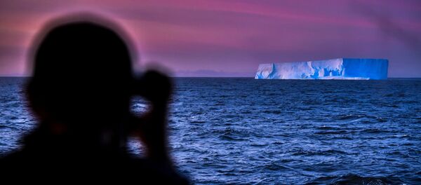 نمایی از عرشه کشتی تحقیقاتی ناوگان بالتیکی «ادمیرال ولادیمیر» در منطقه زمین الکساندر در زمان حرکت به سمت ایستگاه قطب جنوب « بلینسگاوزن» - اسپوتنیک ایران  