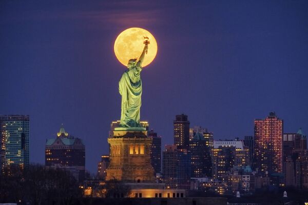 مجسمه آزادی در زمینه ماه کامل در نیویورک - اسپوتنیک ایران  