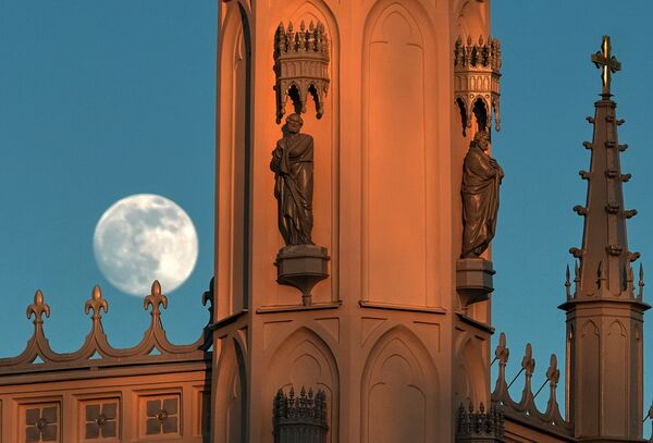 ماه در کنار کلیسای الکساندر نوسکی در پتروگراف - اسپوتنیک ایران  