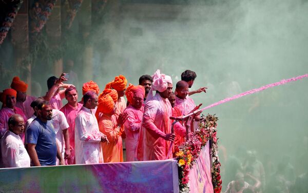جشن هولی در احمدآباد هند - اسپوتنیک ایران  