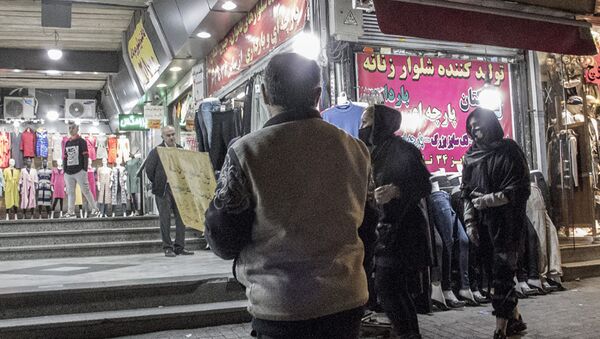 برعکس دیگران، ایرانی های درگیر ویروس کرونا با قفسه خالی فروشگاه ها مواجه نشدند. - اسپوتنیک ایران  