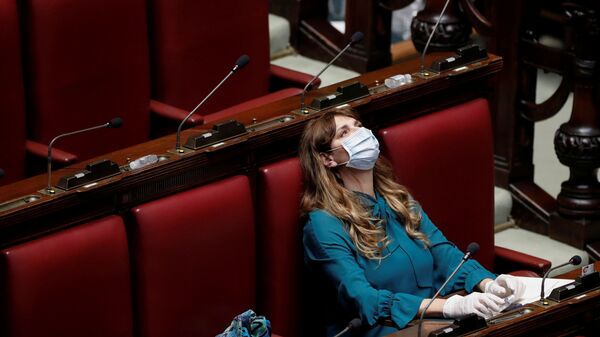 Член палаты депутатов Италии Мария Тереса Бальдини в маске и перчатках - اسپوتنیک ایران  