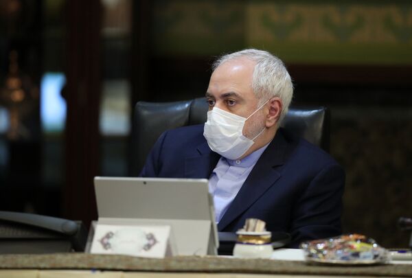 شخصیت های مشهور دنیای هنر و سیاست با ماسک
محمد جواد ظریف، وزیر خارجه ایران 
 - اسپوتنیک ایران  