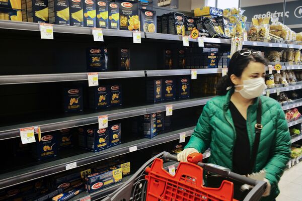 یک زن با ماسک در حال خرید از یک سوپرمارکت در آتن، یونان  - اسپوتنیک ایران  