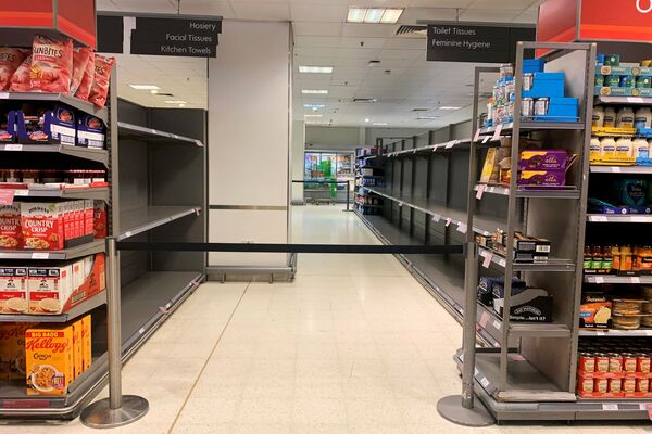 قفسه های خالی در یک فروشگاه مواد غذایی در لندن
 - اسپوتنیک ایران  