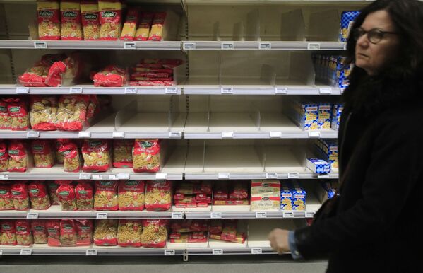 قفسه‌های خالی سوپر مارکت در پاریس، فرانسه - اسپوتنیک ایران  
