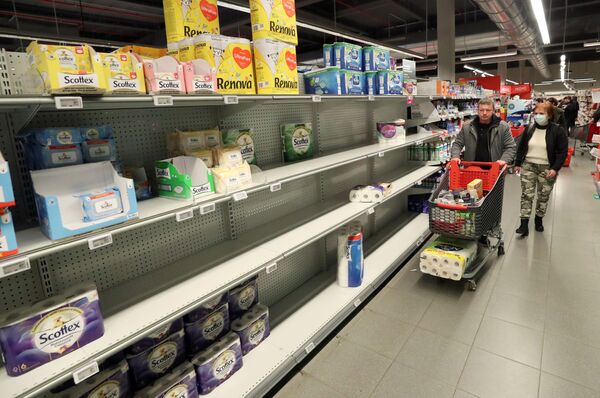 خریداران در میان قفسه های خالی سوپرمارکت در بلژیک
 - اسپوتنیک ایران  