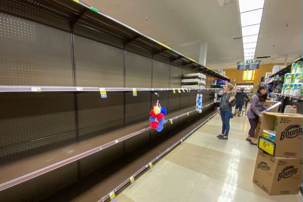 خریداران در میان قفسه های خالی سوپرمارکت در انسینیتاس، کالیفرنیا - اسپوتنیک ایران  