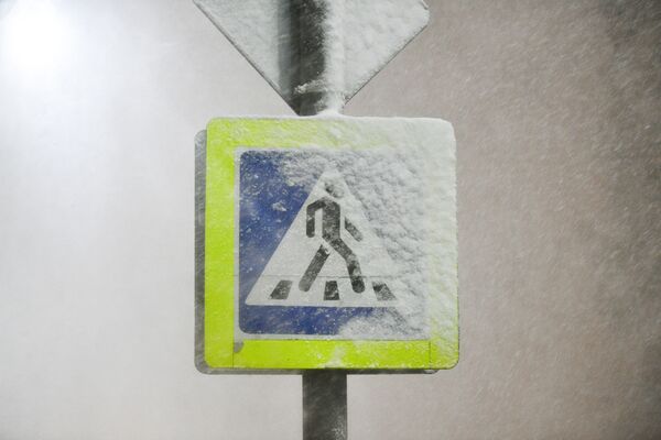 علامت عابر پیاده که زیر برف پوشیده شده در شهر مسکو - اسپوتنیک ایران  