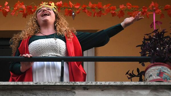 زنی در بالکن خانه اش در رم آواز می خواند - اسپوتنیک ایران  
