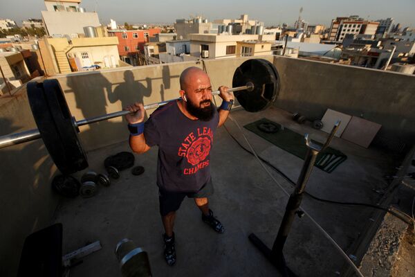 اسامه حسین در حال تمرین روی بام خانه در اربیل عراق - اسپوتنیک ایران  