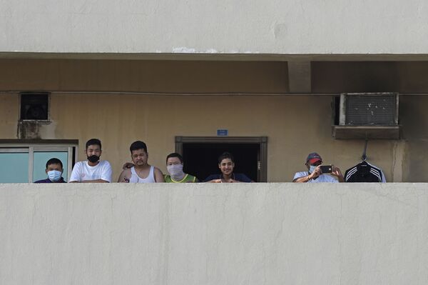 کارگران در بالن خانه ای در منامه بحرین - اسپوتنیک ایران  