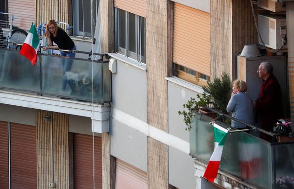 مردم در بالکن خانه هایشان در رم  - اسپوتنیک ایران  