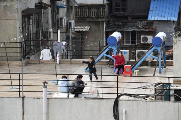 مردم روی بام خانه شان در ووهان چین  - اسپوتنیک ایران  