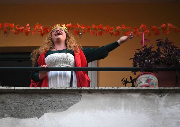 زنی در بالکن خانه اش در رم آواز می خواند - اسپوتنیک ایران  