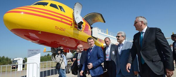 Заместитель председателя правительства РФ Дмитрий Рогозин и вице-президент Ирана Сорену Саттари на открытии Международного авиационно-космического салона МАКС-2015 - اسپوتنیک ایران  